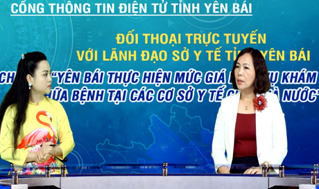 Bà Trần Lan Anh - Phó Giám đốc Sở Y tế, Giám đốc Bệnh viện Đa khoa tỉnh Yên Bái ( bên phải) giải đáp các thắc mắc của người dân về việc Yên Bái triển khai thực hiện Thông tư số 02/2017/TT-BYT